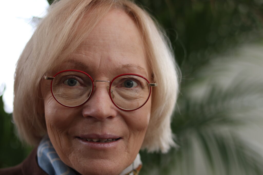 Porträt von Elisabeth Hess, Steuerberaterin, vor hellem Hintergrund